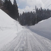 肘折温泉への唯一のアクセスロード、国道458号線。アイスバーンを豊富な新雪が覆うコンディション。スタッドレスが効かないシャーベットよりは100倍マシだ。