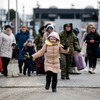 国境を超えてポーランドに到着するウクライナ市民