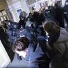 サンクトペテルブルクでの反戦デモに介入するロシア当局（3月1日）
