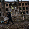 ロシアによる空爆で破壊された、ウクライナ、ヴァスィリキーウ市内の建物（3月2日）