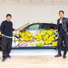ポルシェタイカンアートカーとアーティストSHUN SUDO（左）、ポルシェジャパン 前田謙一郎執行役員（右）
