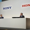 ソニーグループの吉田健一郎会長兼社長（向かって左）とホンダの三部敏宏社長