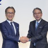 ソニーグループの吉田代表執行役会長兼社長CEO（向かって左）と本田技研工業の三部取締役代表執行役社長