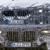 BMW X6（上） とX5（下）改良新型プロトタイプのフロントマスク（スクープ写真）
