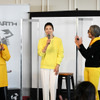 「SCORPIONNA DRIVE 2022」のトークショーではモータージャーナリストの竹岡圭さん（左）がMCをつとめた。