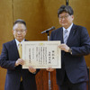 文科省から令和元年度にスポーツ功労者として顕彰された際の高橋国光さん＝左。隣は当時の萩生田文科大臣（顕彰を受けた日は2020年7月27日）。