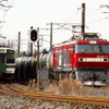 運行を見合わせている東北本線の貨物列車（右）。