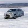 メルセデスベンツ『EQS SUV』、雪上や砂漠で開発テスト…プロトタイプ