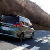 安全運転支援システム「Honda SENSING」が採用されているフリード＋。車線の真ん中を走るように支援する「車線維持支援システム」や高速道路で前車との距離を一定に保つ「アダプティブクルーズコントロール（ACC）」などは、運転の疲労軽減にも役立つだろう