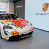 店内には、アーティスト SHUN SUDOとコラボレーションしたスポーツEV『タイカン』のアートカーが展示されていた。