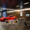 実車を見ることもでき、打ち合わせができるスペースも用意。気軽に店内に入ってゆっくりとくつろげる空間を目指しているとのこと。