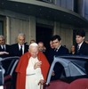 ランチア・テージス・ジュビレオ教皇専用車（1999年）とローマ教皇ヨハネ・パオロII世。右端がロビンソン。