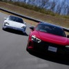 ポルシェ タイカン（左）とアウディ e-tron GT RS（右）