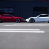 アウディ e-tron GT RS（左）とポルシェ タイカン（右）