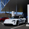 アウディ e-tron GT RS（左）とポルシェ タイカン（右）