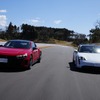 アウディ e-tron GT RS（左）とポルシェ タイカン（右）