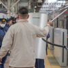 駅構内でもナイフを持って暴れる犯人。