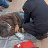 駅係員は負傷者に対し包帯などで応急処置を施す。