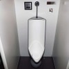川口ハイウェイオアシス:男性用トイレ内に設置された鋳物製小便器