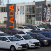 ルノーグループ、ラーダの販売店に並ぶ新車。ロシア、ジェルジンスキー市（モスクワ）