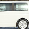VW ID.Buzz ロングタイプの開発車両。ピラーの継ぎ目がボディの延長を示している（スクープ写真）