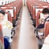 ペットを膝の上かカバーが掛かったシート上に置くことができる新幹線ペット専用列車のイメージ。