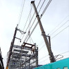 東北新幹線での脱線車両の復旧作業。