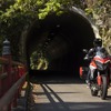 保津峡の渓谷の合間に現れた隧道と落合橋