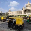 オートリキシャとベンガルールを州都とするカルナタカの州政府庁舎Vidhana Soudha