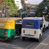 信号待ちのオートリキシャ、青白は電動車。友達でも喧嘩でもなく、これが普通の車間距離