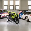 BMW 3.0 CSL レースカー（左）、BMW M 1000 RR 50 Years M（中央）、BMW M1 プロカー（右）