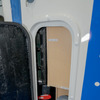 助手席のすぐ後ろの扉を開けると、貯水タンクや便槽タンク、くみ取り口などが並んでいる。