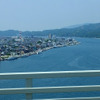 境水道大橋からみえた鳥取・島根県境。右の山々が島根半島、左が鳥取 境港の街並み。風景が対照的