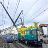 東北新幹線での電柱復旧作業。