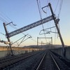福島県沖地震で傾いた東北新幹線の電柱。これまで電柱の耐震補強ではコンクリート製電柱の上部と下部を別々に補強してきたが、それでも震度6強の揺れには耐えられなかった。