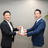 三浦選考委員長(右)からトロフィーを受け取る大矢主査
