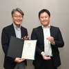 賞状とトロフィーを手にする菅野主幹と大矢主査(右)