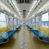 30000A系の車内。照明はすべてLEDで、空気浄化装置を設置。荷棚の高さを従来より100mm下げている。