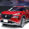 国内仕様初採用のボディ色「カーディナルレッド」で身を纏った新型エクストレイル