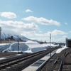 2022年4月時点の倶知安駅構内。雪が積もっている付近に高架駅が建設される模様。右手は西側に移設された在来線。