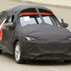 アウディの最新EV『Q6 e-tronスポーツバック』、覆面姿でもわかるクーペSUVのシルエット