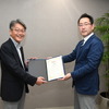 三浦選考委員長(右)から賞状を受け取る菅野主幹