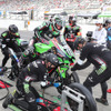 予選2番手、#10 Kawasaki Racing Team Suzuka 8H（L・ハスラム／A・ロウズ／J・レイ）のピット作業