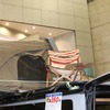 ルーフテントの脇にテラスのように人がくつろげるスペースを確保