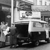 ロンドン市内で新聞を配達するベッドフォードCA（1958年）