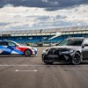 BMW M3 ツーリング・コンペティション（右）と同MotoGPセーフティカー