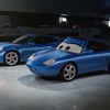 ポルシェ 911 サリー・スペシャル（左）と映画『カーズ』に登場するキャラクターの「サリー・カレラ」