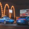 ポルシェ 911 サリー・スペシャル（右）と映画『カーズ』に登場するキャラクターの「サリー・カレラ」