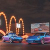 ポルシェ 911 サリー・スペシャル（右）と映画『カーズ』に登場するキャラクターの「サリー・カレラ」