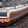 『とき』のリバイバル列車として上野～新潟間に姿を見せる国鉄色のE653系。